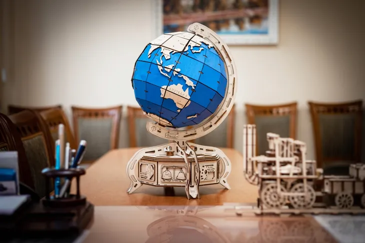 ewa-drewniane-puzzle-3d-niebieski-globus-stan-nowy-material-drewno-metal