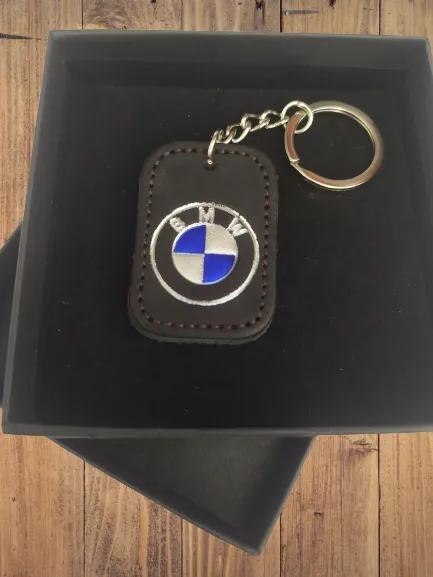 brelok-skorzany-do-samochodu-bmw-cechy-dodatkowe-karabinczyk-logo-marki