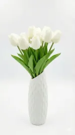 bukiet-10-bialych-tulipanow-w-geometrycznym-wazonie-35cm-sztuczne-kwiaty-j