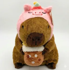 pluszowa-maskotka-kapibara-w-swinkowej-czapce-z-kubkiem