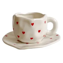 recznie-malowany-ceramiczny-kubek-z-podstawka-bialy-w-czerwone-serca-310ml