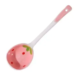 recznie-malowana-ceramiczna-azjatycka-lyzka-do-ramenu-wzor-truskawki