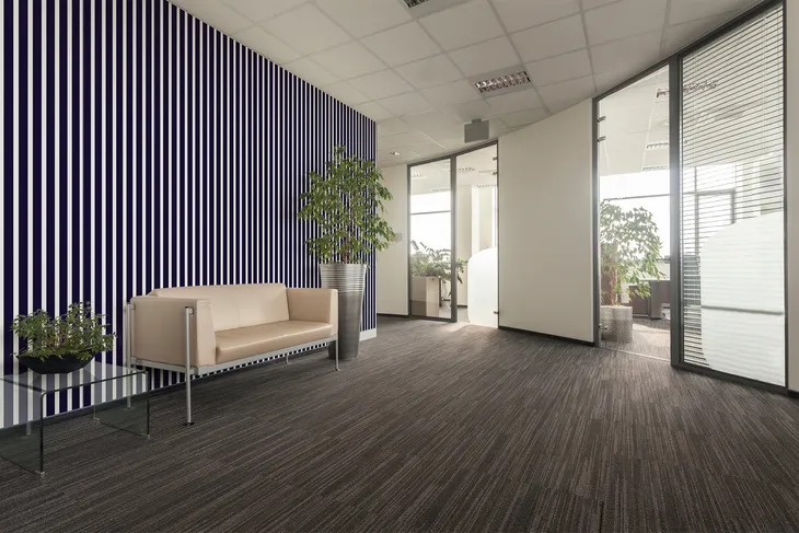 tapeta-na-sciane-granatowe-biale-paski-do-przedpokoju-biura-salonu-motyw-dekor