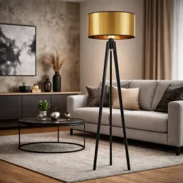 czarno-zlota-lampa-stojaca-na-trojnogu-z-drewna-mary-mirror