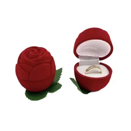 pudelko-na-pierscionek-kolczyki-w-ksztalcie-rozy-czerwone