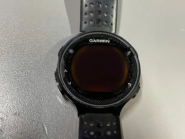 smartwatch-garmin-forerunner-235-czarny-ksztalt-koperty-okragla