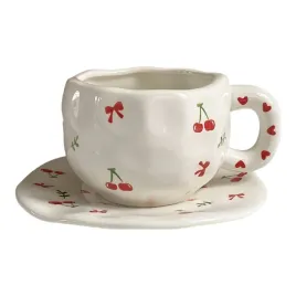 recznie-malowany-ceramiczny-kubek-z-podstawka-bialy-w-wisnie-i-serca-310ml