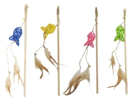wedka-zabawka-dla-kota-drewniana-z-pleciona-ryba-i-piorkiem-47cm-uniq-pets