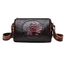 elegancka-torebka-z-kwiatem-i-paskiem-z-ekoskory-prostokatna-czarna