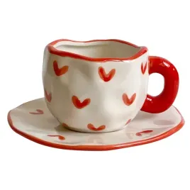 recznie-malowany-ceramiczny-kubek-z-podstawka-bialo-czerwony-w-serca-310ml