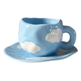 recznie-malowany-ceramiczny-kubek-z-podstawka-niebieski-w-chmury-310ml