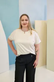 elegancka-bluzka-z-bizuteryjnym-akcentem-przy-dekolcie-bezowa-m