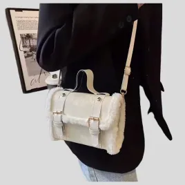 stylowa-torebka-kuferek-vintage-do-reki-i-na-ramie-biala-z-futerkiem