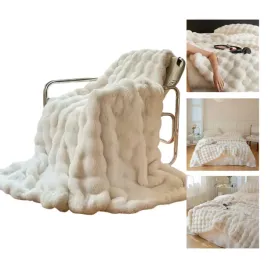 puszysty-i-pluszowy-koc-na-lozko-cozyglam-miekki-narzuta-na-lozko-bialy