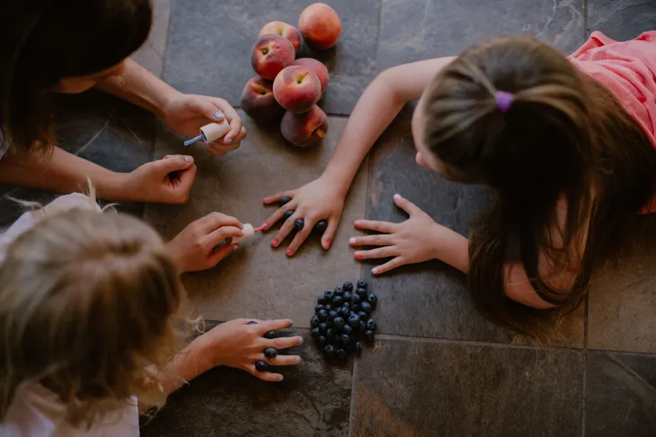 lakier-do-paznokci-dla-dzieci-5-toofruit-borowka-bio-owocowy-zapach-10-kod-producenta-pf066