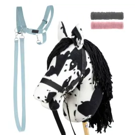 hobby-horse-zestaw-kon-na-kiju-karo-srokaty-dwa-kantary-blekitne-z-futerkam