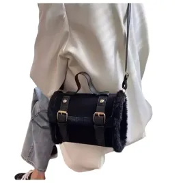 stylowa-torebka-kuferek-vintage-do-reki-i-na-ramie-czarna-z-futerkiem