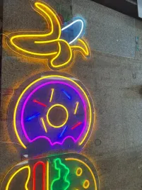 neon-led-dekoracja-scienna-donut-50x50-plexi