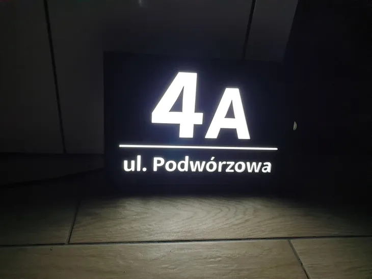 podswietlany-numer-domu-led-30x30-stan-nowy-material-aluminium