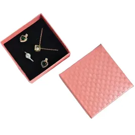 pikowane-pudelko-na-bizuterie-naszyjnik-kwadratowe-rozowe-7-5cm