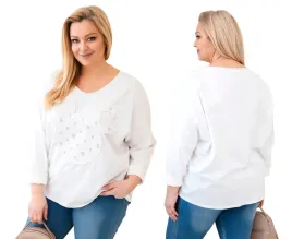 biala-bluzka-damska-bawelniana-plus-size-z-aplikacja-misia-i-dekoltem-v