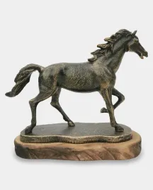 kon-w-galopie-zeliwna-figurka-na-drewnie