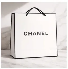 torba-prezentowa-chanel-biala-z-czarnym-logo-sznurkowymi-uchwytami-premium