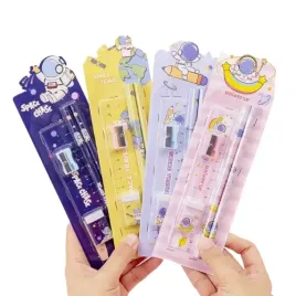 zestaw-artykulow-szkolnych-dla-dziecka-wyprawka-astronauta-losowy-wzor