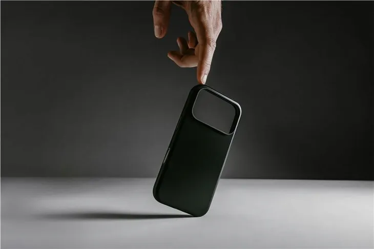 nomad-modern-case-vulcan-black-iphone-17-pro-stan-nowy-kolor-czarny
