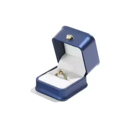 eleganckie-pudelko-na-pierscionek-ekoskora-z-korona-niebieskie