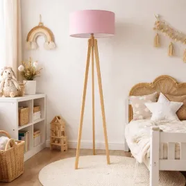 drewniana-lampa-stojaca-do-pokoju-dzieciecego-z-rozowym-abazurem-mary