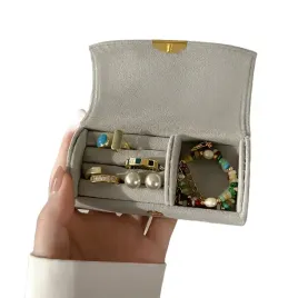 mini-szkatulka-zamszowa-na-bizuterie-jasnoszara