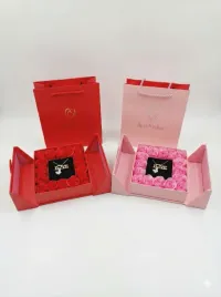 zestaw-prezentowy-walentynki-naszyjnik-love-pudelko-z-rozami-czerwony-rozow