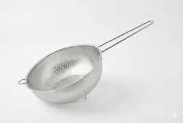 profesjonalne-sito-kuchenne-ze-stali-nierdzewnej-22cm-z-ergonomicznym-uchwy