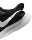 nike-wmns-tanjun-flyease-wzor-dominujacy-logo