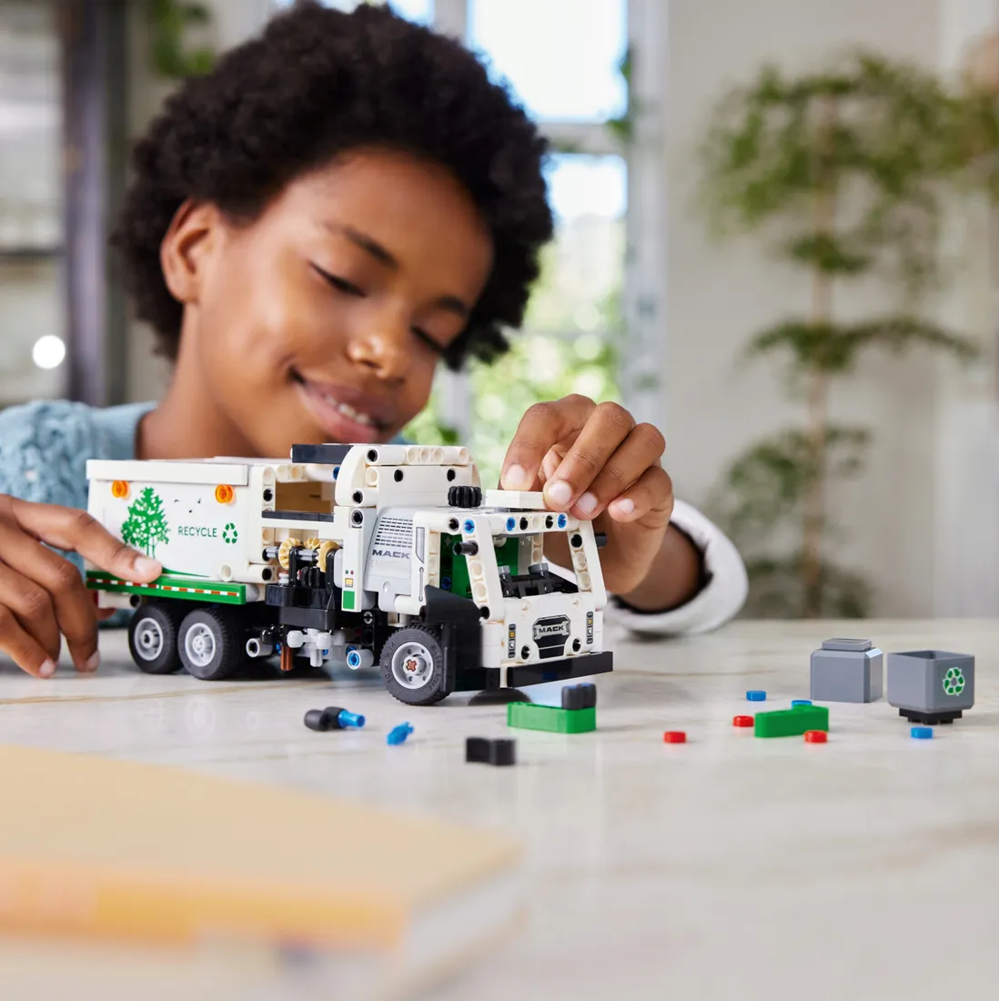 lego-technic-smieciarka-mack-lr-electric-42167-stan-nowy