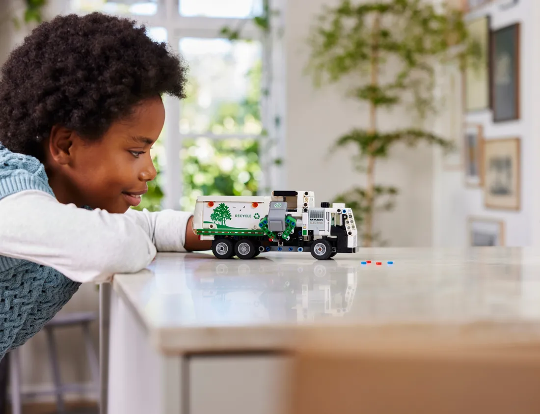 lego-technic-smieciarka-mack-lr-electric-42167