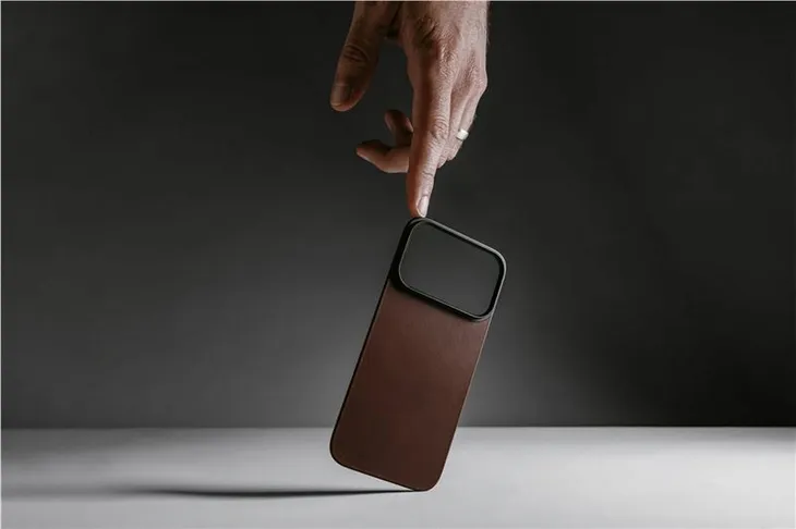 nomad-magnetic-leather-back-black-horween-magsafe-iphone-17-pro-stan-nowy