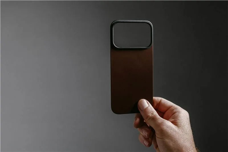 nomad-magnetic-leather-back-black-horween-magsafe-iphone-17-pro