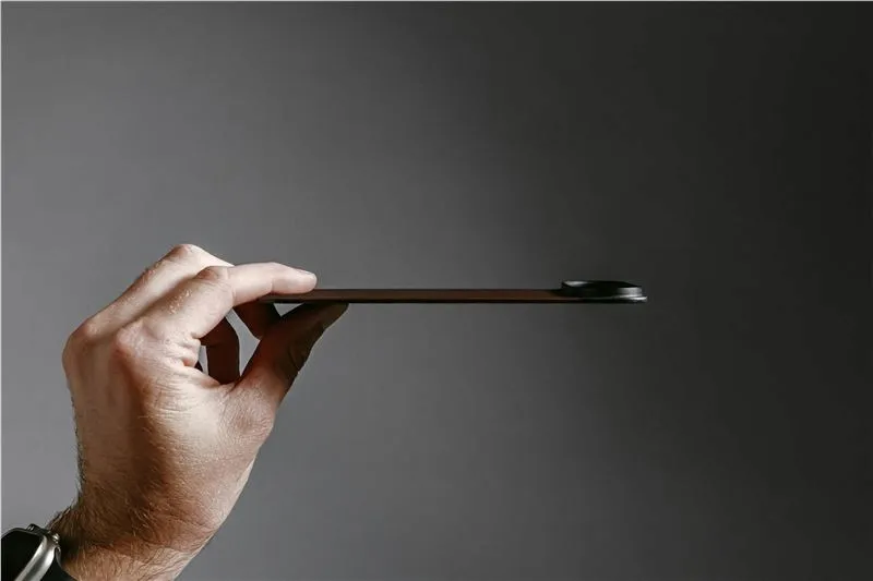 nomad-magnetic-leather-back-black-horween-magsafe-iphone-17-pro