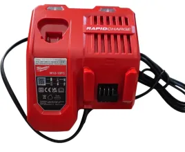 szybka-ladowarka-do-akumulatora-m12-18fc-milwaukee-4932451079