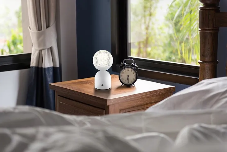 lampa-stolowa-sciemnialna-led-2-5w-cct-usb-julsy-21007w-globo-szerokosc-10-5-cm