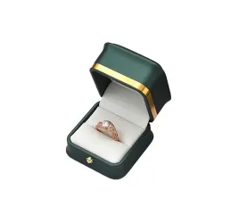 eleganckie-pudelko-na-pierscionek-ekoskora-zielone
