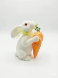 uroczy-zajac-wielkanocny-z-marchewka-ozdoba-15cm