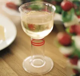 etac-tasty-glass-kieliszek-ulatwiajacy-picie