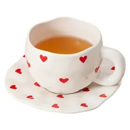 ceramiczny-kubek-z-podstawka-o-nieregularnym-ksztalcie-bialy-w-serca-280ml