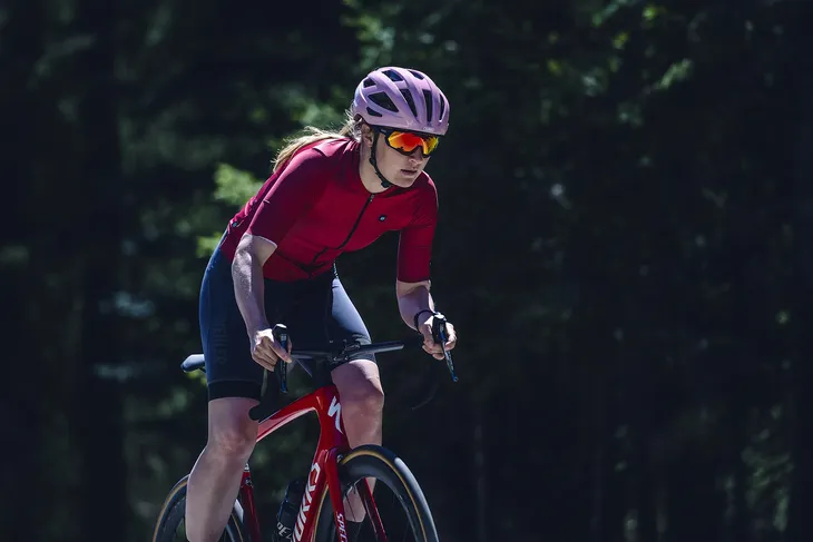 kask-rowerowy-abus-macator-shiny-rose-s-cechy-dodatkowe-daszek-otwory-wentylacyjne-regulacja-rozmiaru-regulowane-paski
