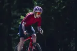 kask-rowerowy-abus-macator-shiny-rose-s-cechy-dodatkowe-daszek-otwory-wentylacyjne-regulacja-rozmiaru-regulowane-paski
