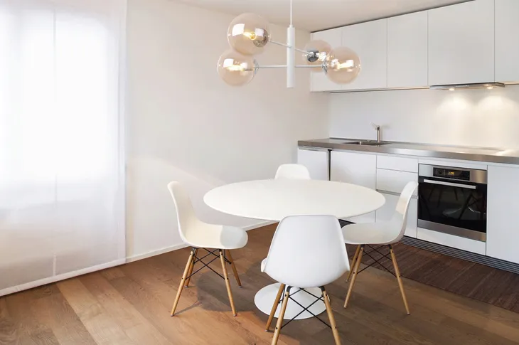 lampa-sufitowa-zyrandol-wiszaca-do-salonu-kuchni-sypialni-biala-chrom-loft-liczba-punktow-swiatla-4