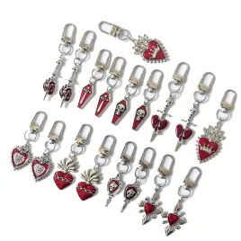 gotycki-breloczek-brelok-kolor-srebrny-z-czerwonym-mix-wzorow